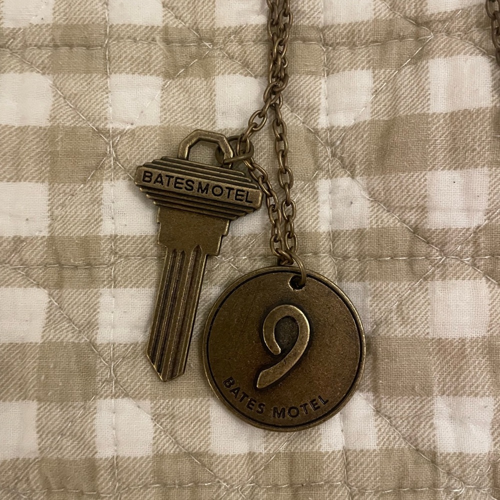 Bates Motel Key and Chain Set